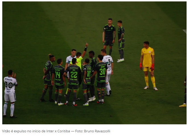 Inter perde para Coritiba em jogo com 4 pênaltis e expulsão mais
