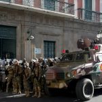 Militares tentam dar golpe de Estado na Bolívia e invadem palácio presidencial, mas presidente consegue desmobilizar ato
