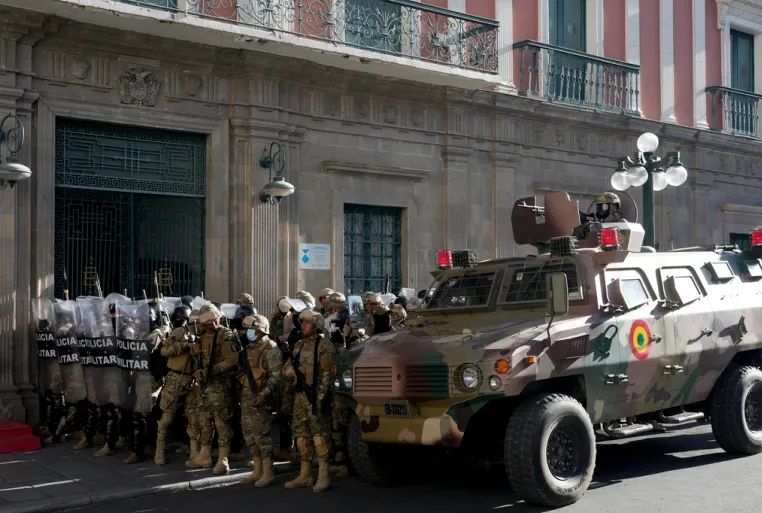 Militares tentam dar golpe de Estado na Bolívia e invadem palácio presidencial, mas presidente consegue desmobilizar ato